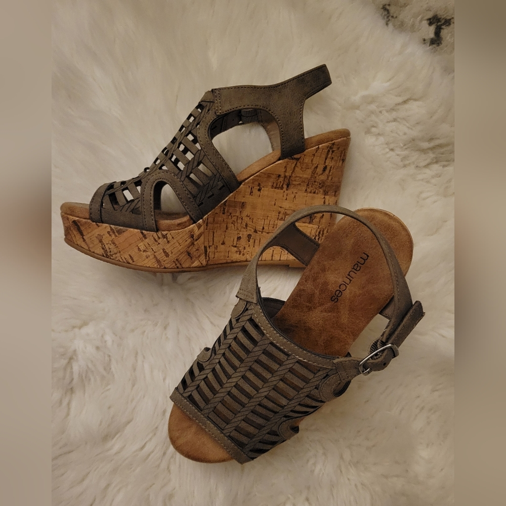 Woman's wedge heel sandals 6.5M